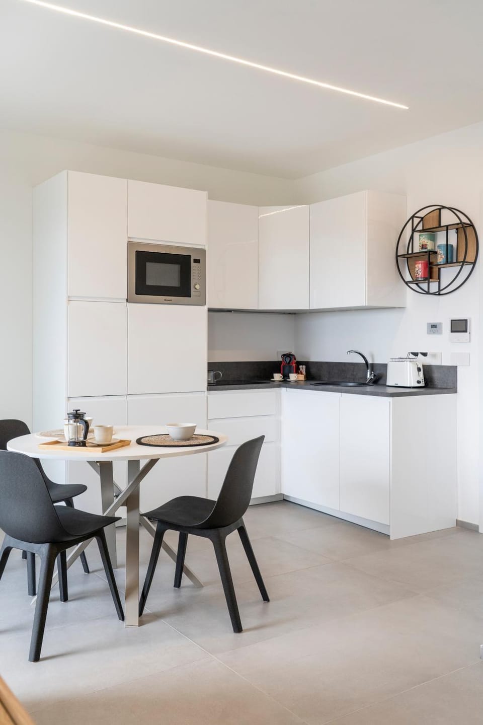 Kitchen or kitchenette, Dining area, minibar, stove