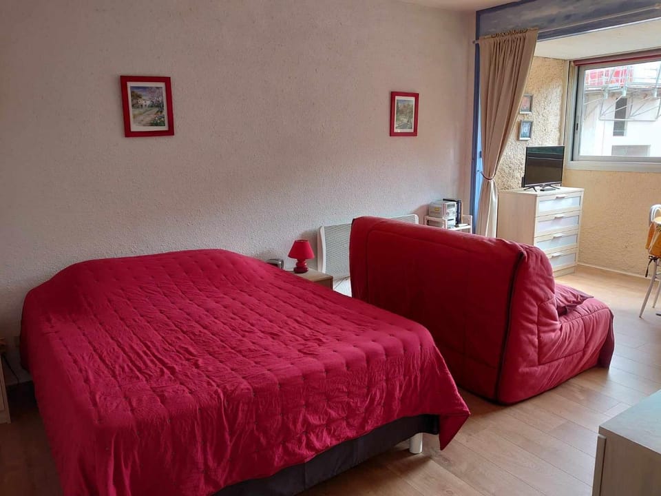 Bed, TV and multimedia, Living room