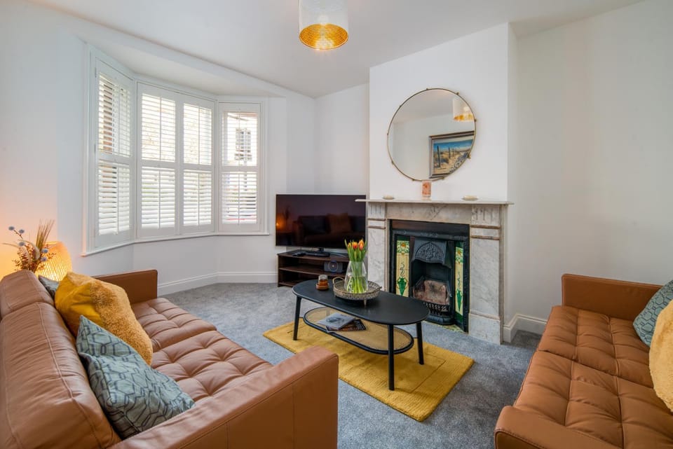 TV and multimedia, Living room, Seating area, flat iron