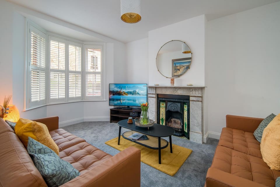 TV and multimedia, Living room, Seating area, flat iron