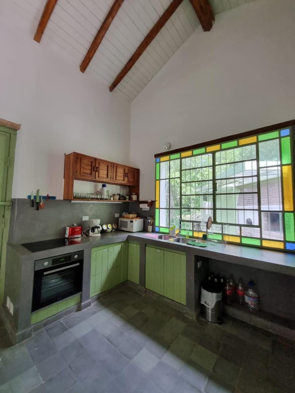 Kitchen or kitchenette, oven, pet friendly, stove