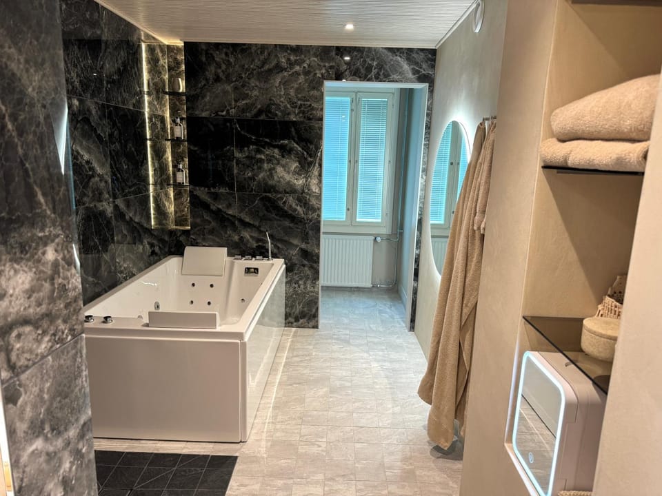 Shower, Hot Tub, Bathroom, Spa and wellness centre/facilities, Bath, towels