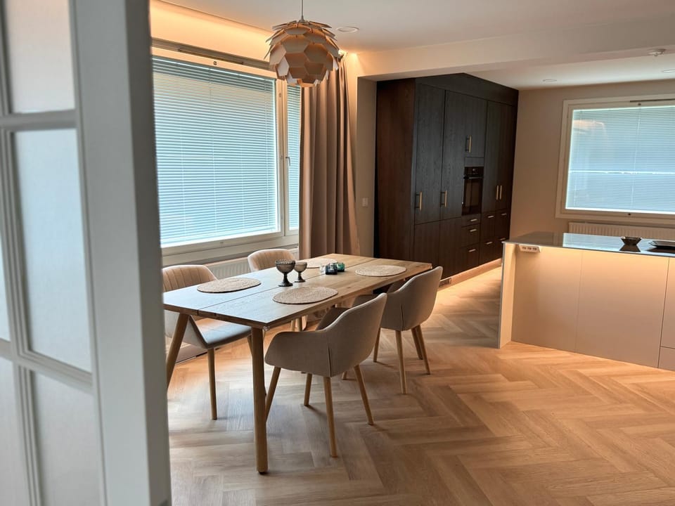 Coffee/tea facilities, Living room, Seating area, Dining area, dishwasher, microwave, oven, stove, kitchen