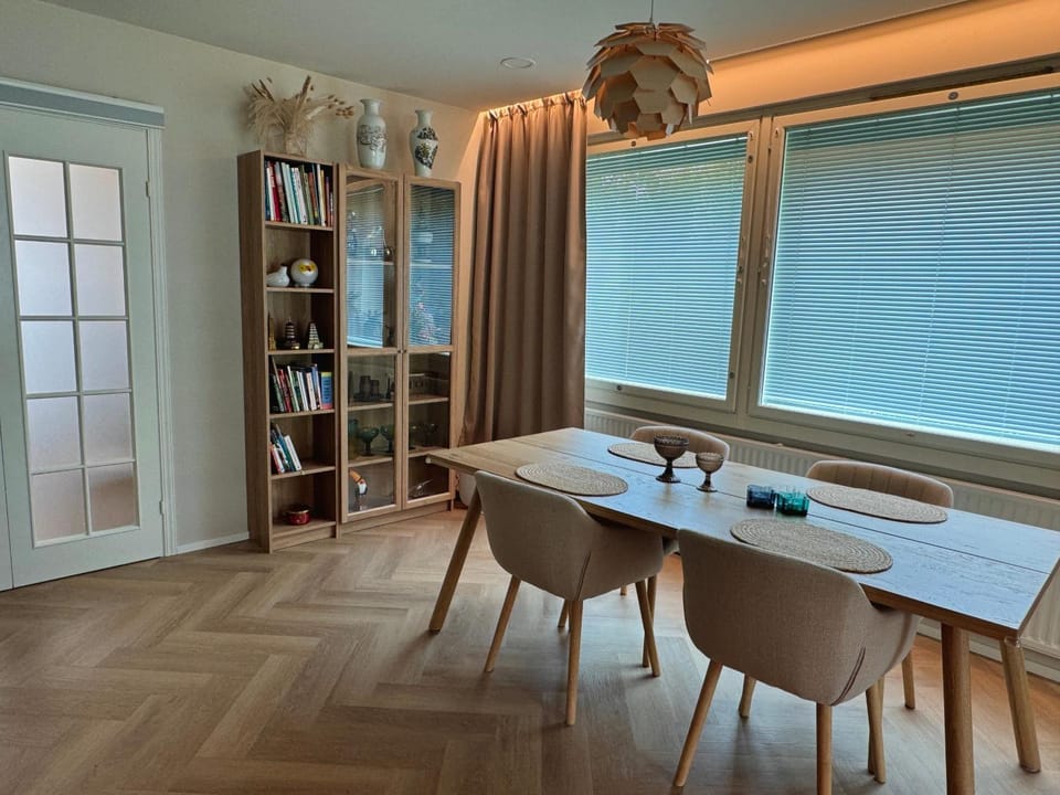 Communal lounge/ TV room, Library, Living room, Seating area, Dining area