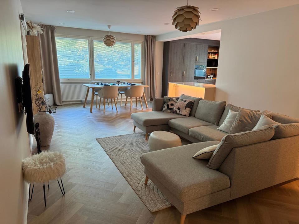 Communal lounge/ TV room, TV and multimedia, Living room, Seating area, Dining area