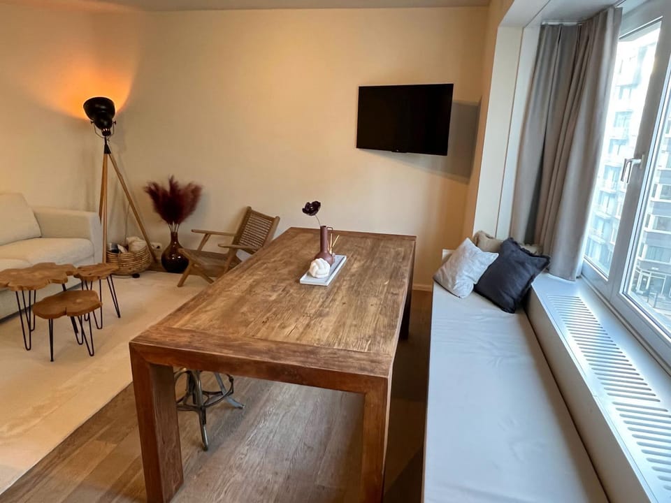 TV and multimedia, Seating area, Dining area