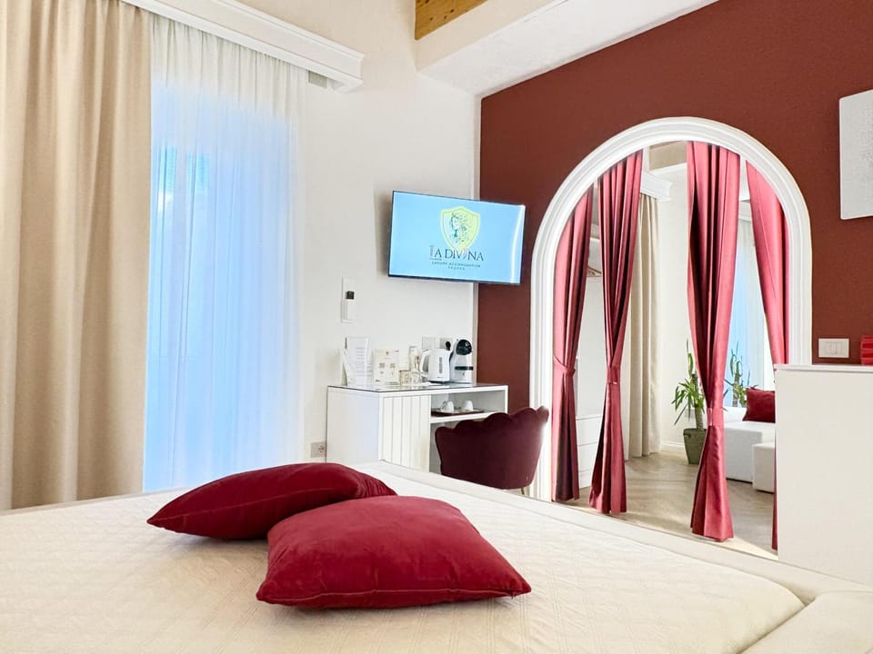 Bed, TV and multimedia, Bedroom