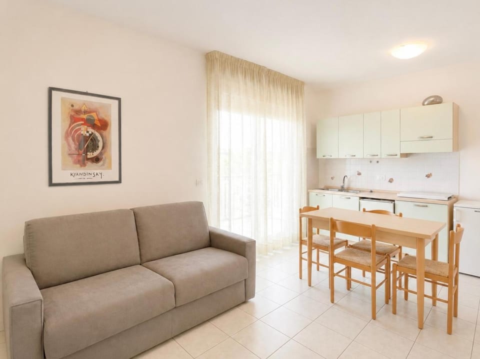 Day, Living room, Dining area, kitchen, kitchen