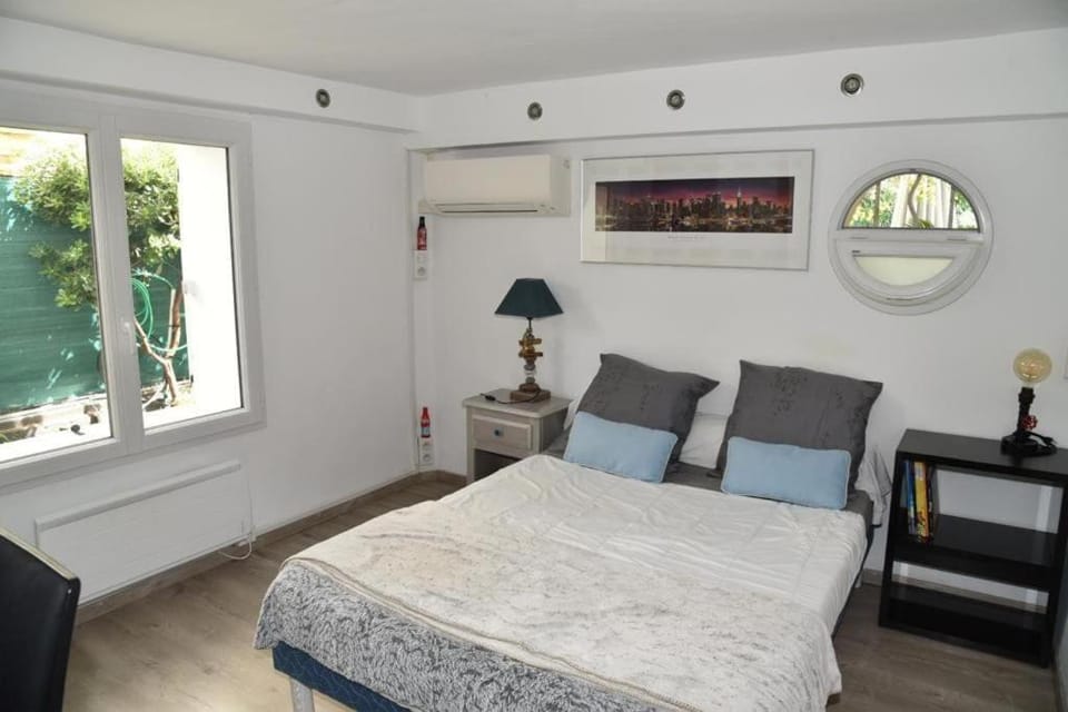 Photo of the whole room, Bedroom