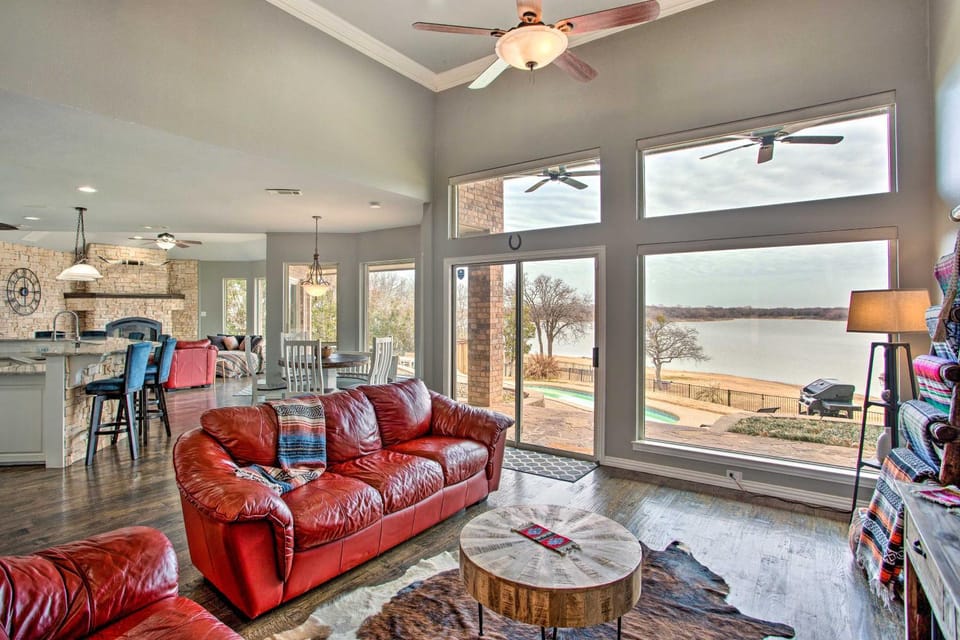Poolside Fun! Private Lakefront Little Elm Escape House in Little Elm
