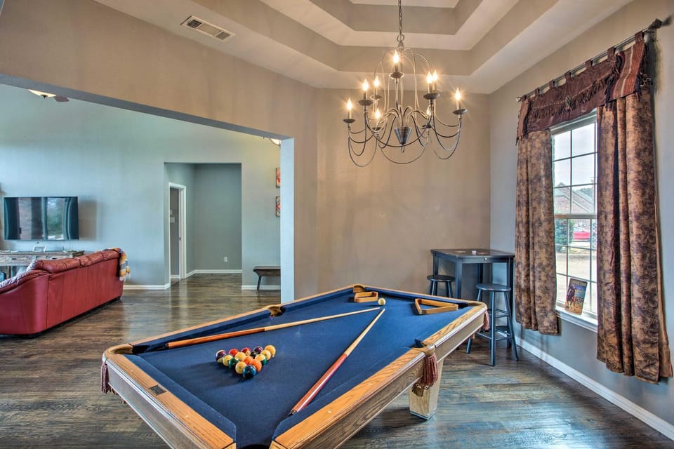 Poolside Fun! Private Lakefront Little Elm Escape House in Little Elm