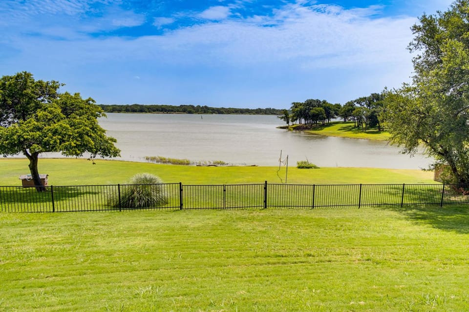 Poolside Fun! Private Lakefront Little Elm Escape House in Little Elm