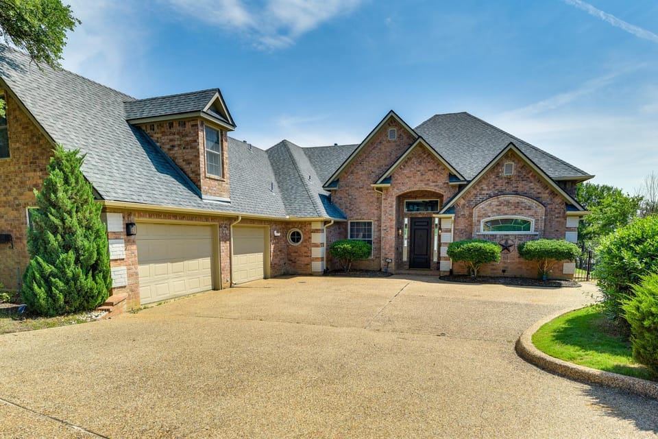 Poolside Fun! Private Lakefront Little Elm Escape House in Little Elm