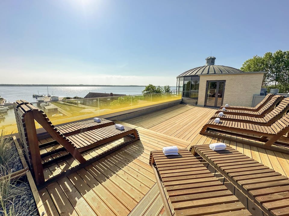 Balcony/Terrace, Lake view, sunbed, Internal: Not applicable to any particular room