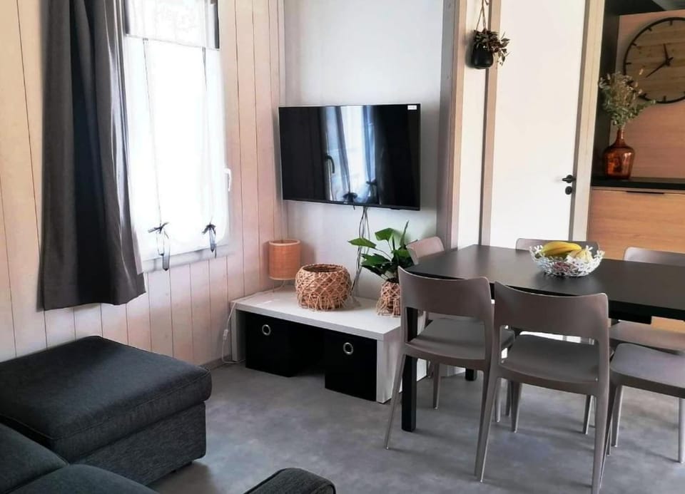 TV and multimedia, Living room, Internal: Not applicable to any particular room
