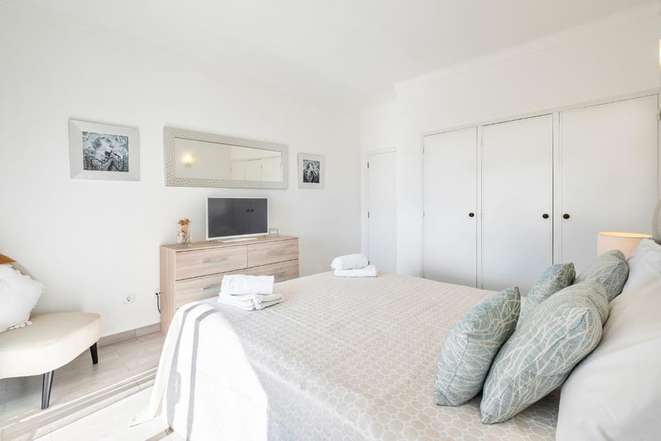Bed, TV and multimedia, Bedroom, wardrobe