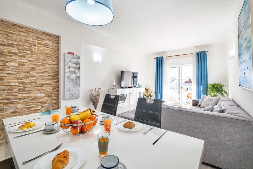 Communal lounge/ TV room, Living room, Seating area, Dining area, Food, Continental breakfast
