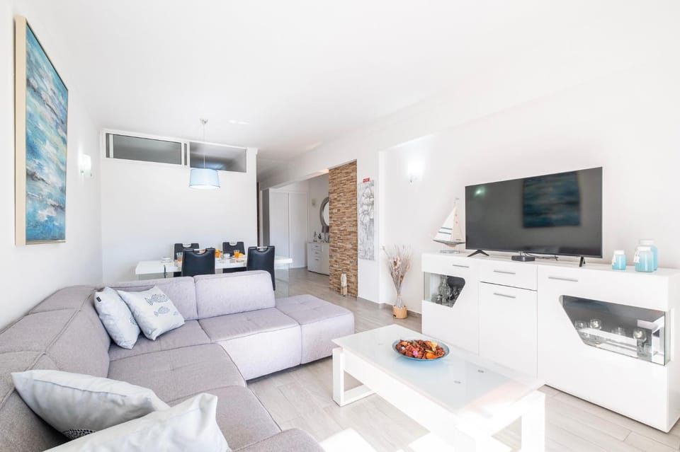 TV and multimedia, Living room, Dining area