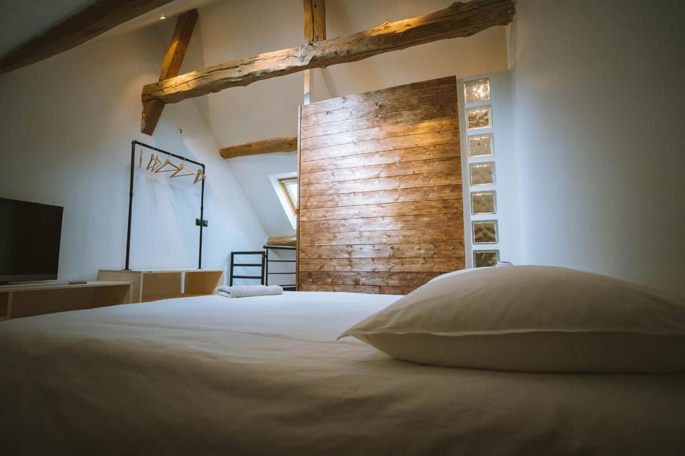 Bed, TV and multimedia, Photo of the whole room, Bedroom