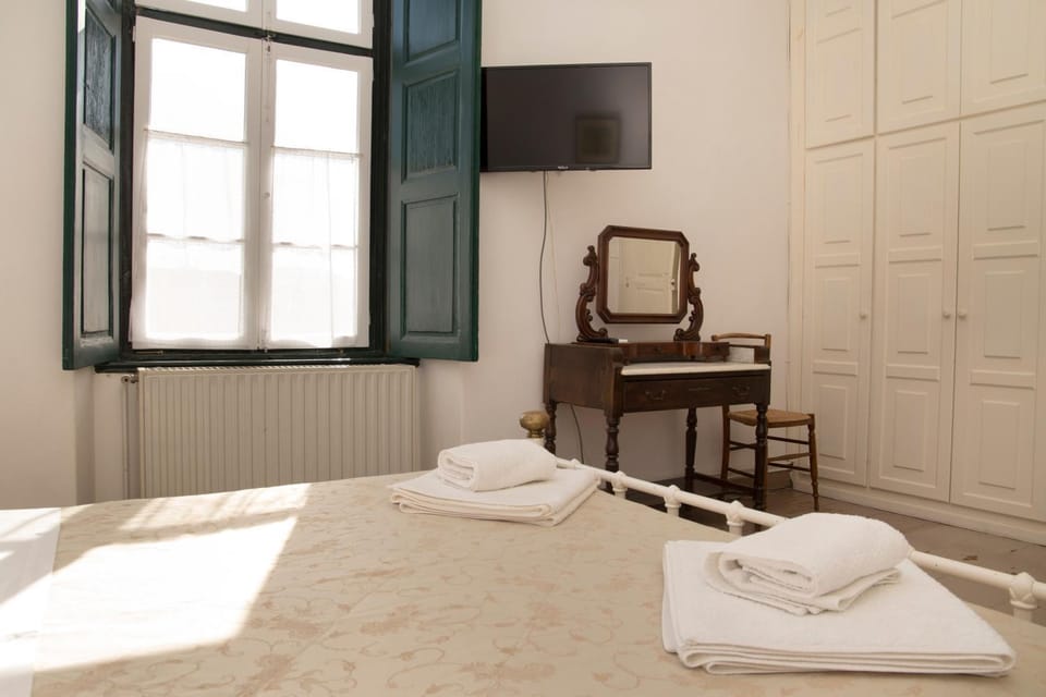 Bed, TV and multimedia, Bedroom, wardrobe