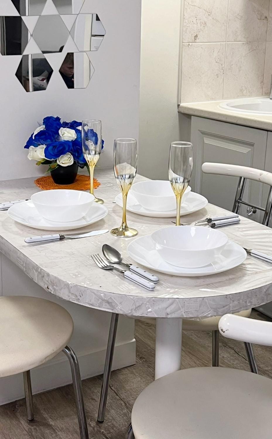 Kitchen or kitchenette, Dining area