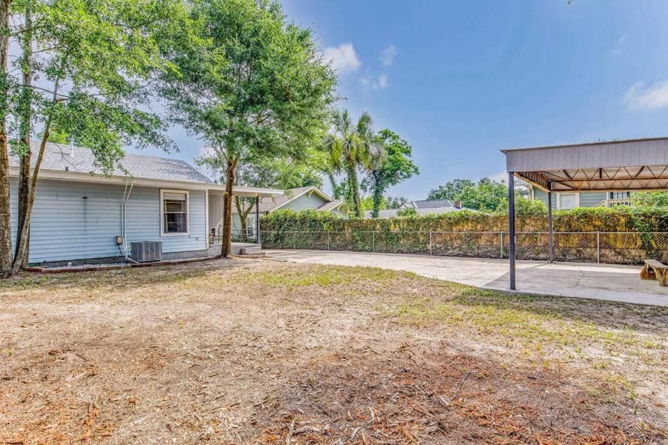 The East Hill Escape, A Bay View Beachy Cottage House in Pensacola