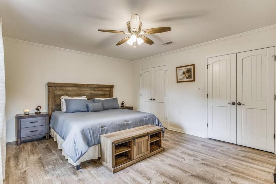 The East Hill Escape, A Bay View Beachy Cottage House in Pensacola