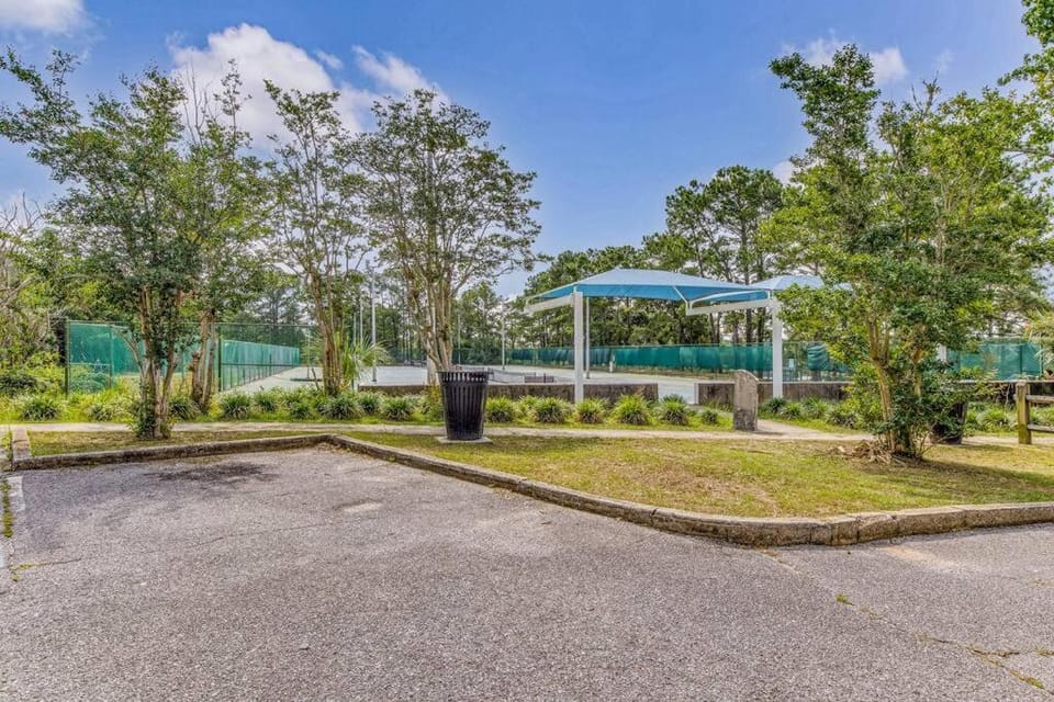 The East Hill Escape, A Bay View Beachy Cottage House in Pensacola