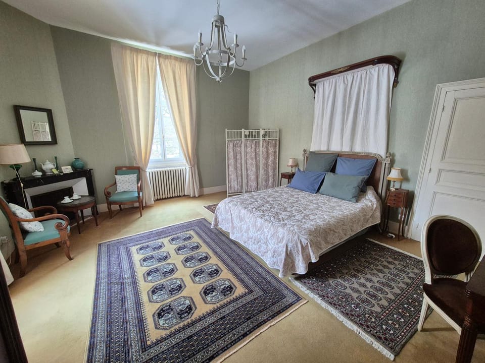 Photo of the whole room, Bedroom