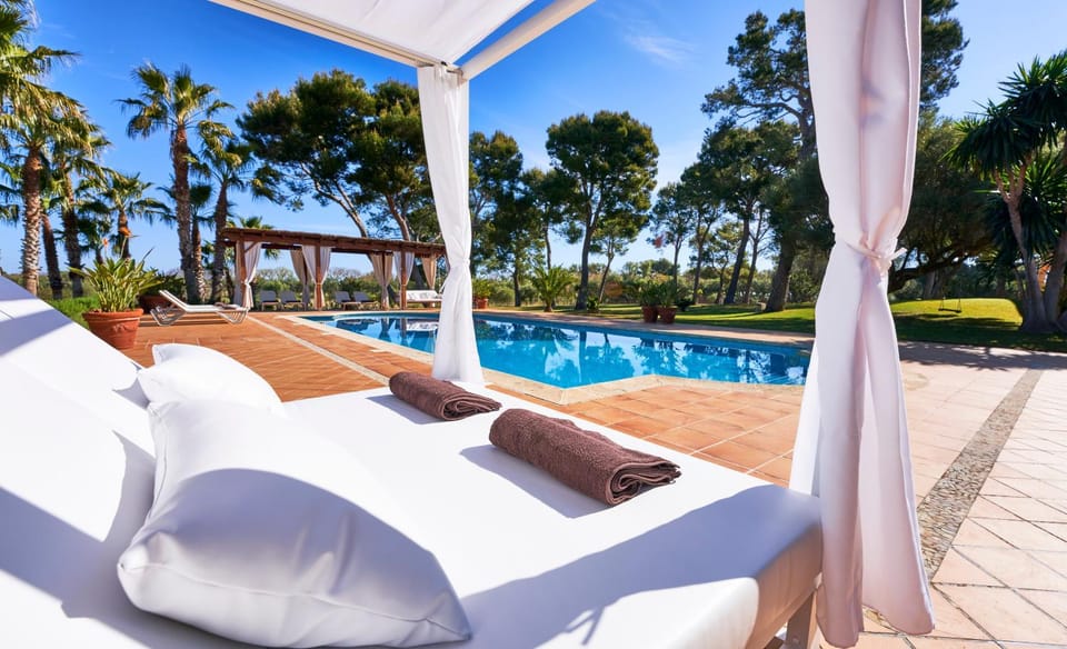 Swimming pool, sunbed