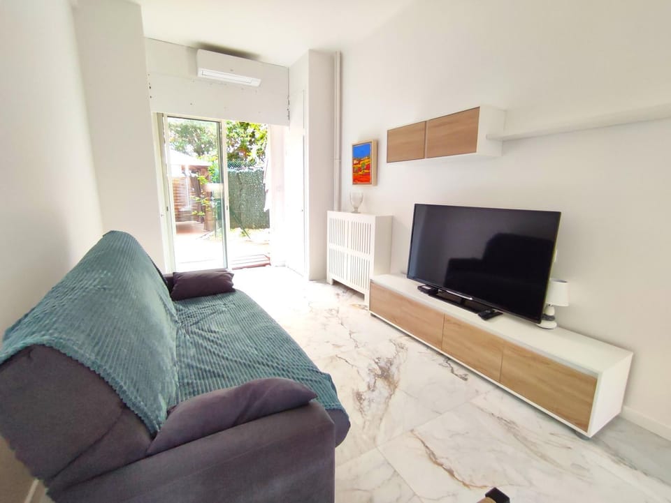 TV and multimedia, Living room, air conditioner