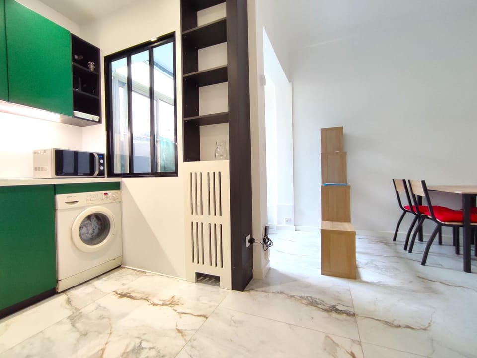 Kitchen or kitchenette, Dining area, washing machine