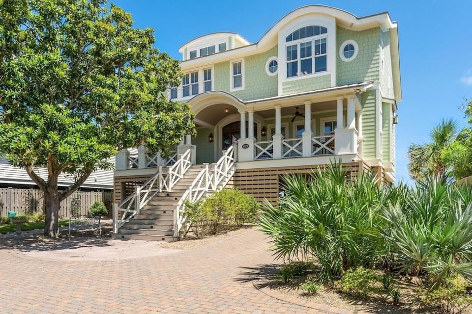 1103 E Arctic - Salty Lady - Beautiful Custom Oceanfront Home - Hot tub House in Folly Beach