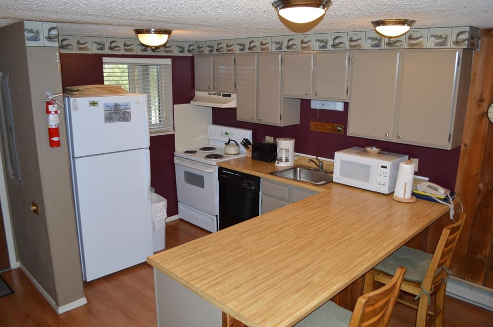 Coffee/tea facilities, Kitchen or kitchenette, Seating area, furniture, microwave, oven, kitchen