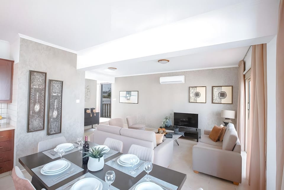 Communal lounge/ TV room, TV and multimedia, Dining area
