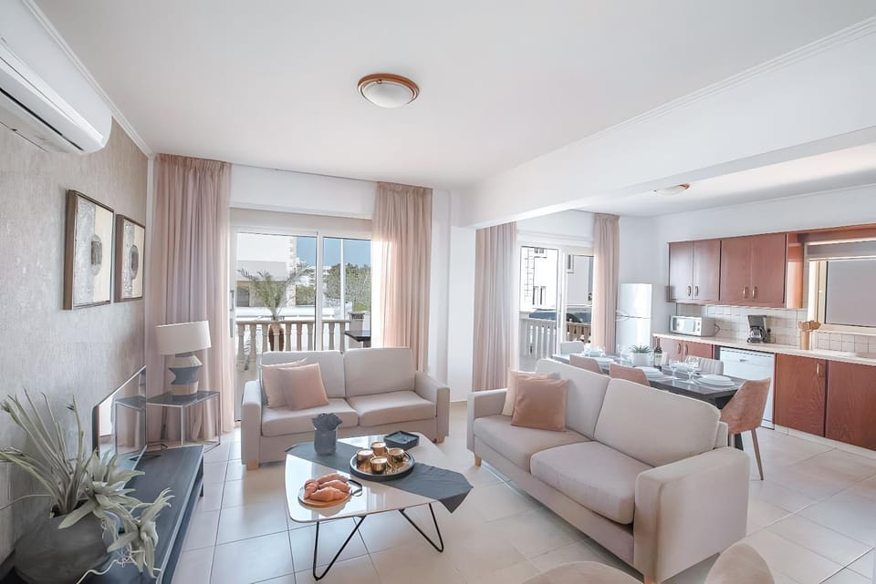 Kitchen or kitchenette, Living room, Dining area