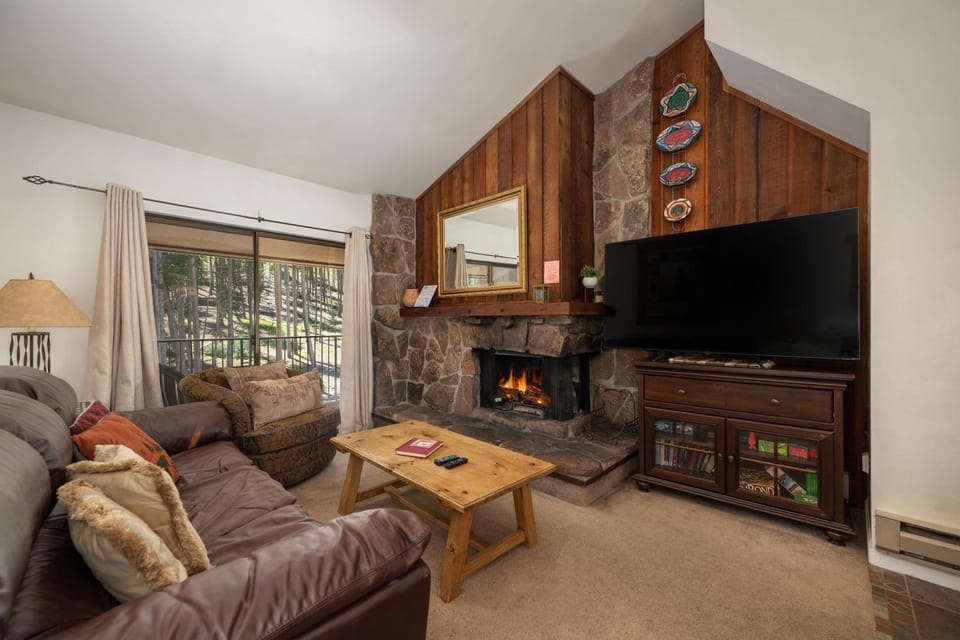 TV and multimedia, Balcony/Terrace, Living room, Seating area, fireplace, furniture