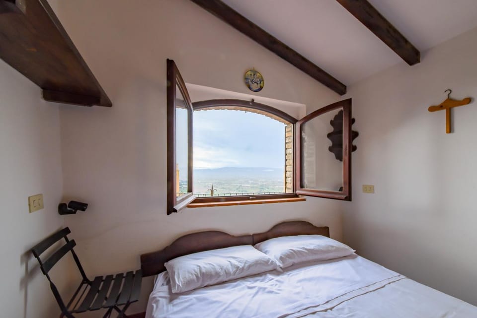 Photo of the whole room, Bedroom, Mountain view