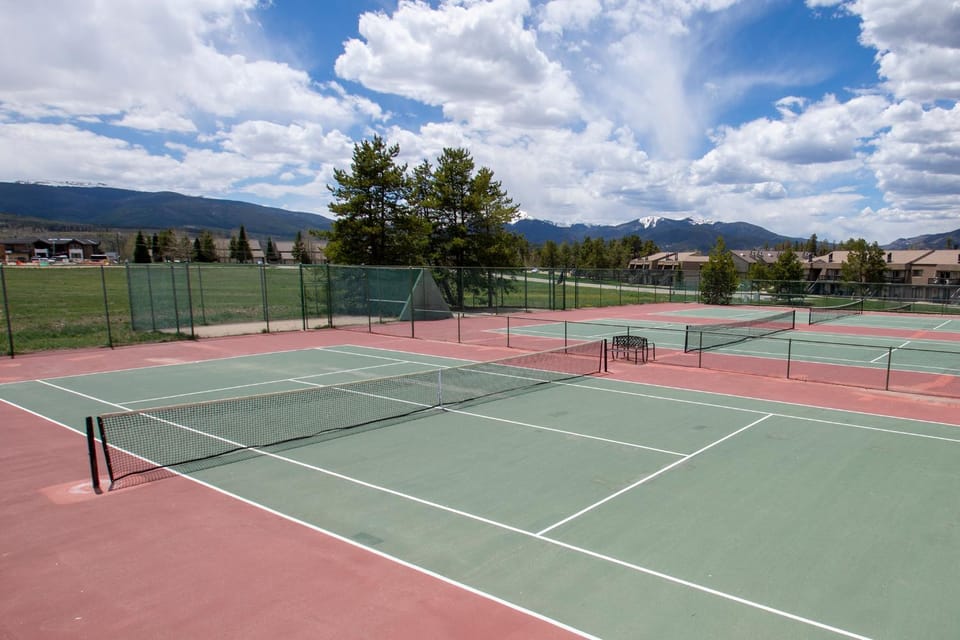 Neighbourhood, Natural landscape, Tennis court, Mountain view