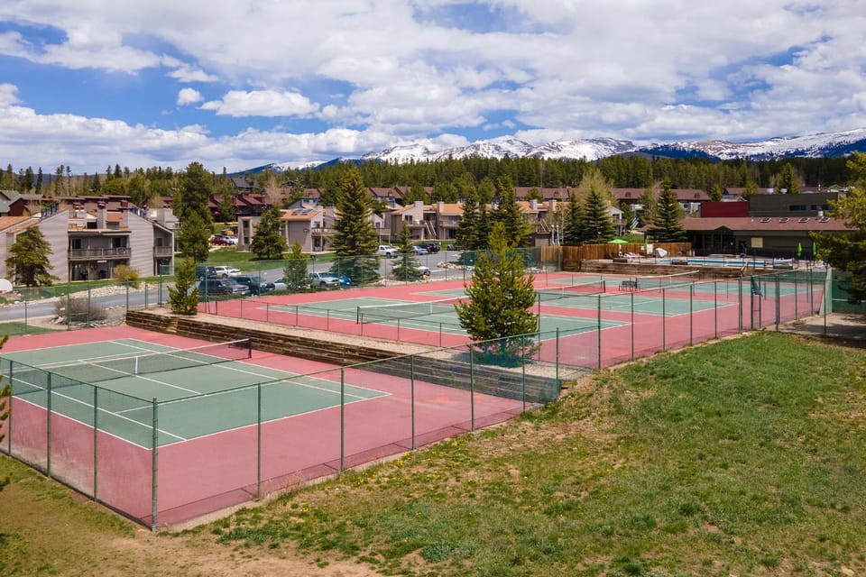 Neighbourhood, Natural landscape, Tennis court, Mountain view