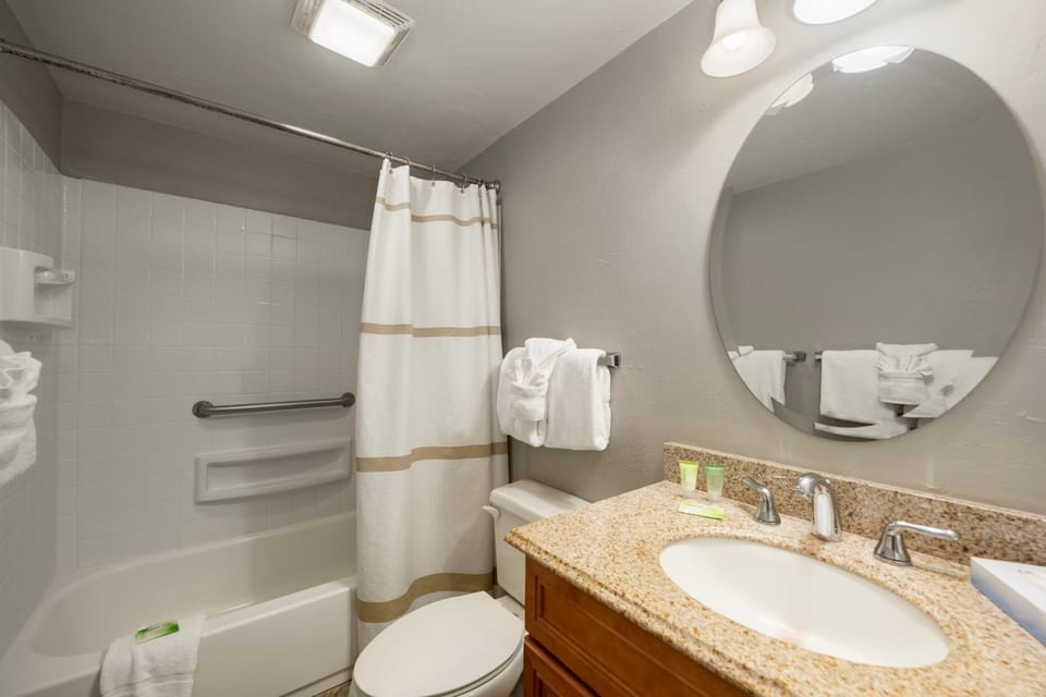 Shower, Toilet, Bathroom, Bath, towels