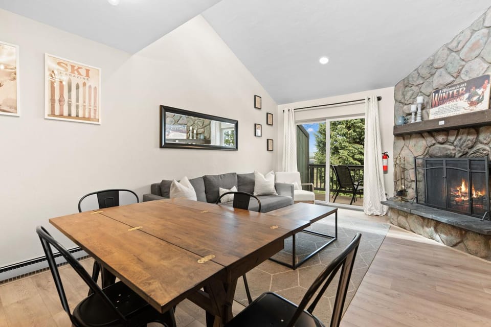 Day, Balcony/Terrace, Living room, Seating area, Dining area, fireplace, furniture