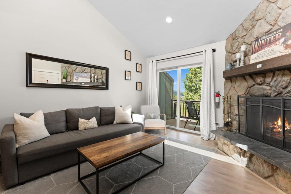 Day, Balcony/Terrace, Living room, Seating area, fireplace, furniture