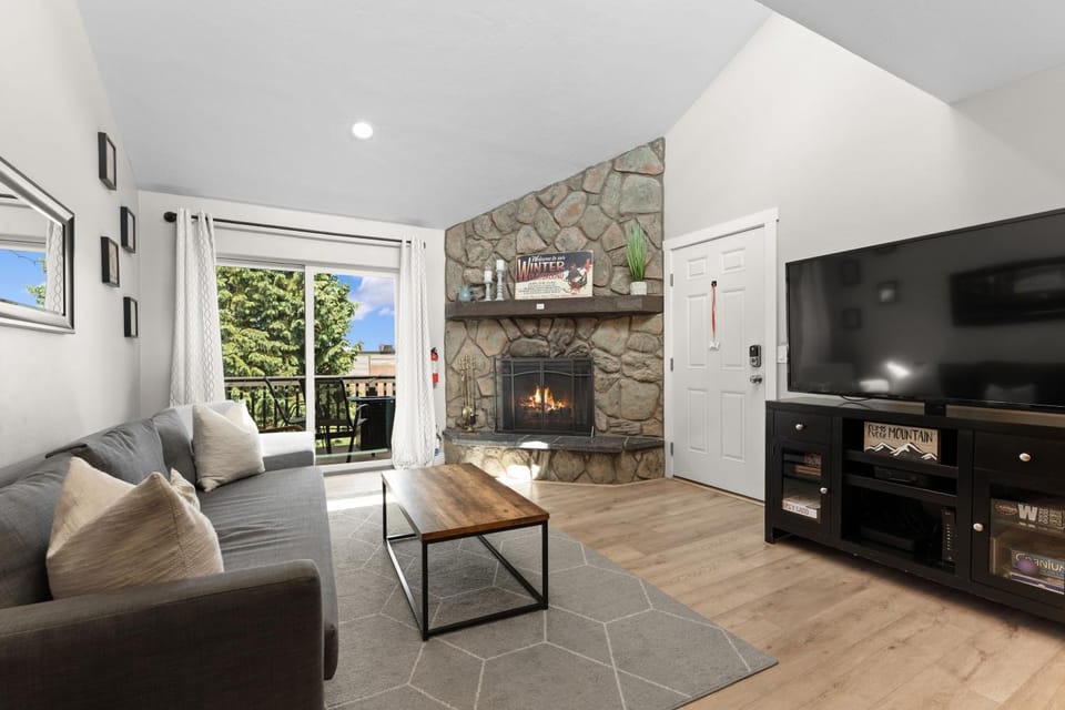 Day, TV and multimedia, Balcony/Terrace, Living room, Seating area, fireplace, furniture
