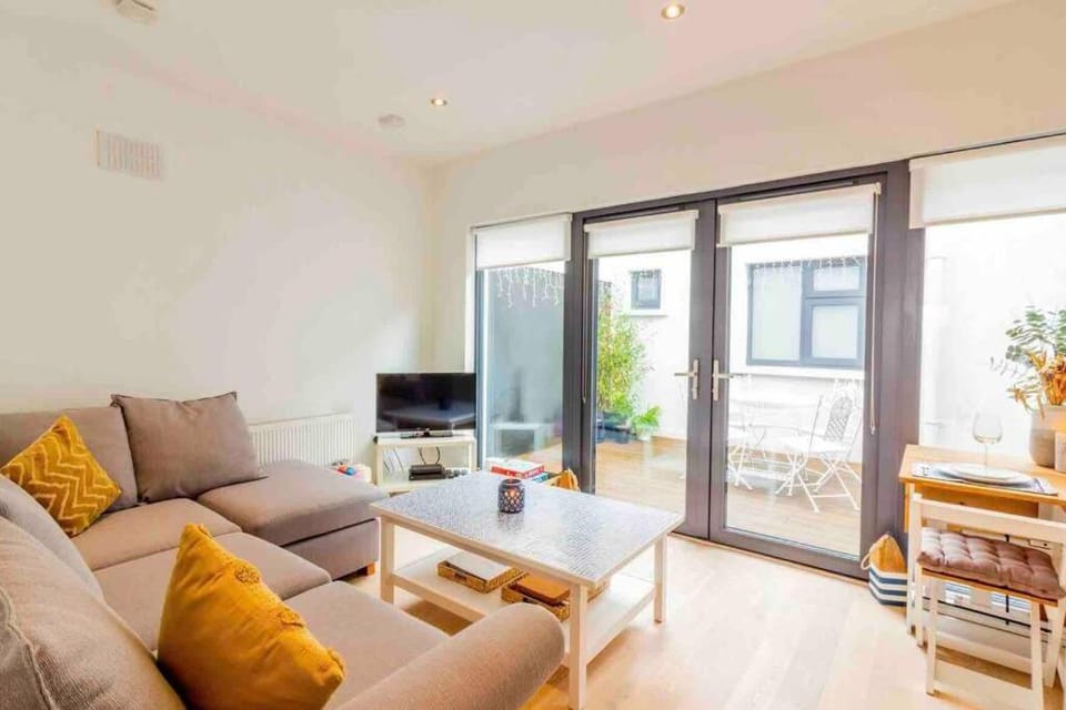 Newly Refurbished Traditional Cottage Blackrock Apartment in Dublin