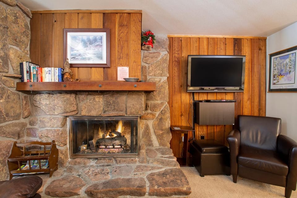 TV and multimedia, Living room, Seating area, fireplace, furniture