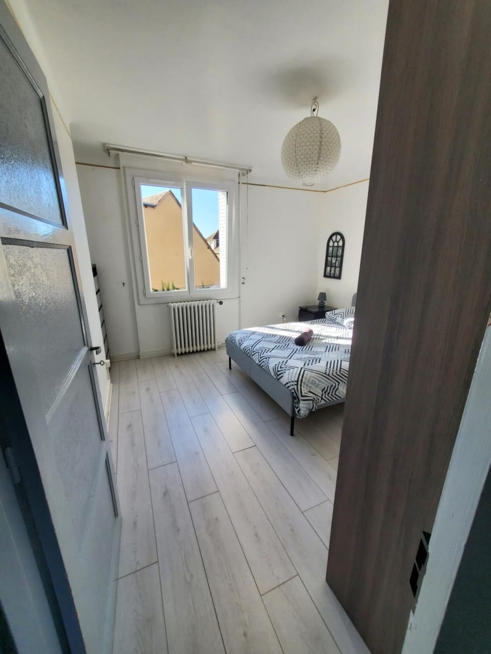 Bed, Photo of the whole room, Bedroom, internet, wardrobe