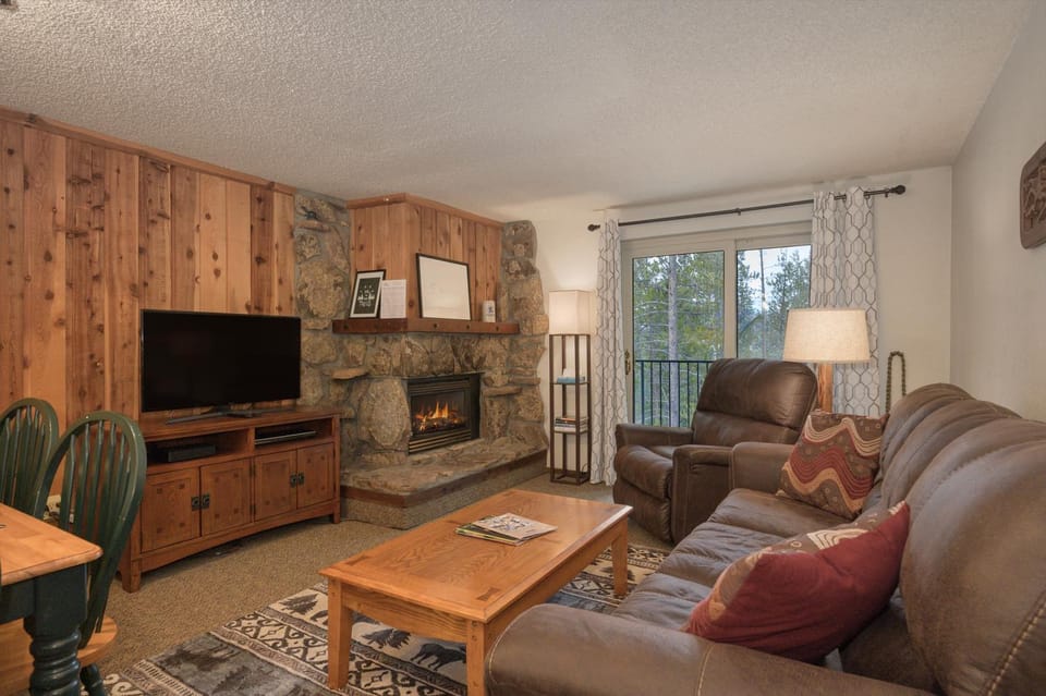 TV and multimedia, Living room, Seating area, fireplace, furniture