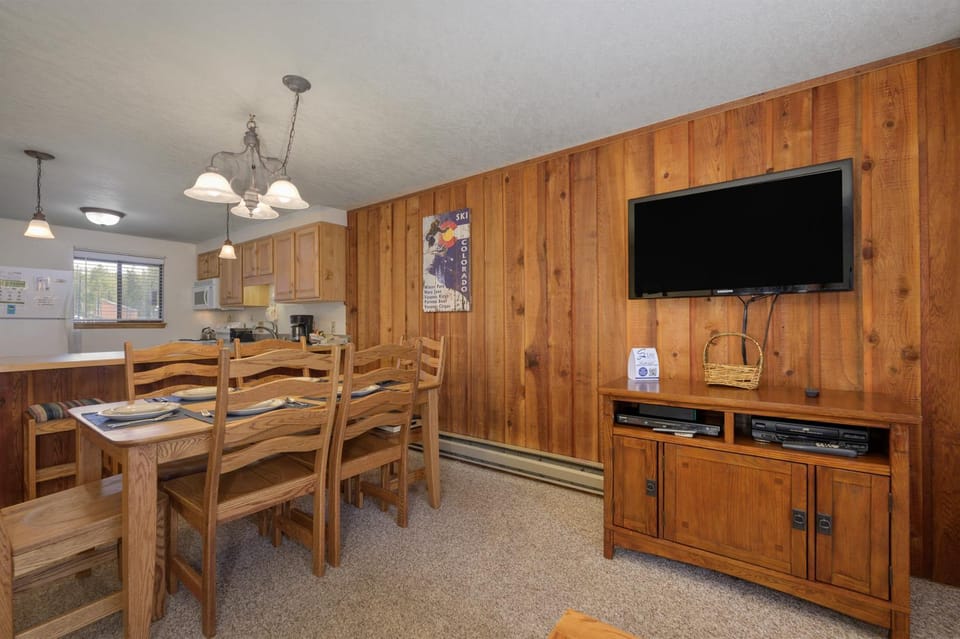 TV and multimedia, Kitchen or kitchenette, Living room, Seating area, Dining area, furniture