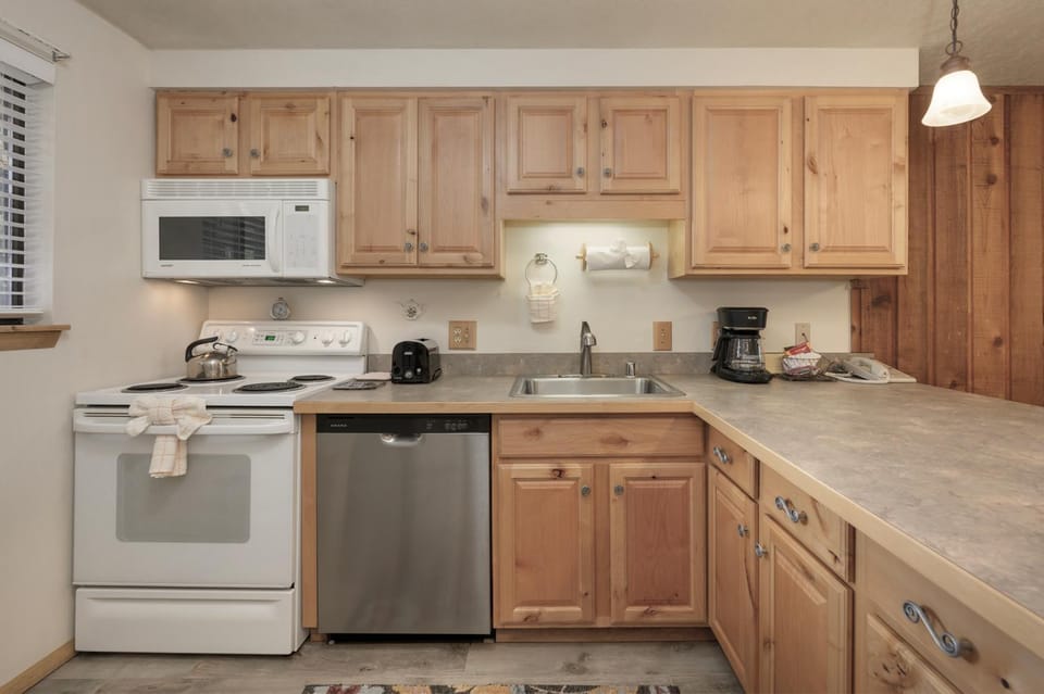 Coffee/tea facilities, Kitchen or kitchenette, dishwasher, microwave, oven, stove, kitchen